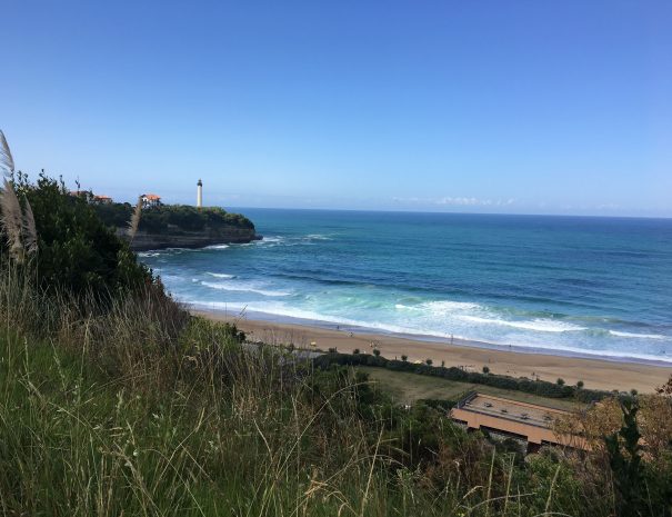 Vue sur le phare de Biarritz, depuis la falaise au dessus du VVF